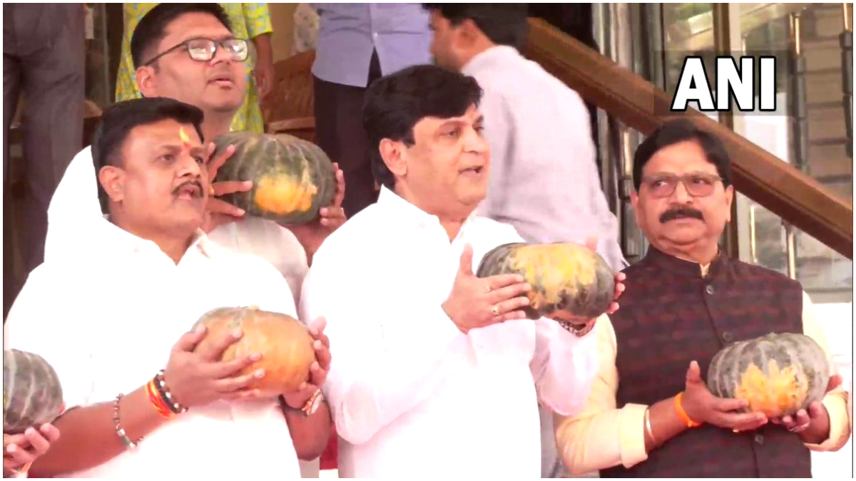 Maharashtra Pumpkin Protest | महाराष्ट्र बजट को लेकर विपक्ष ने विधानसभा के बाहर किया जमकर हंगामा, हाथ में कद्दू लेकर किया विरोध प्रदर्शन