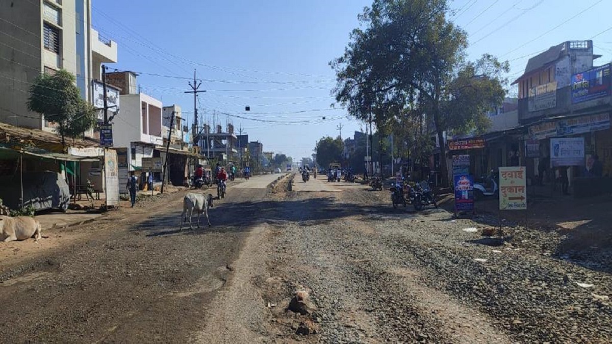 Road Construction | सड़क निर्माण: धृतराष्ट्र बना PWD, ठेकेदार की ओर से उड़ाई गई नियमों की धज्जियां