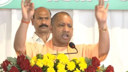 CM Yogi | सीएम योगी ने कांग्रेस और राहुल गांधी पर साधा निशाना, कहा- खुद लोकतंत्र का गला घोंट रहे हैं; दुनिया में भारत को कोसने वाले