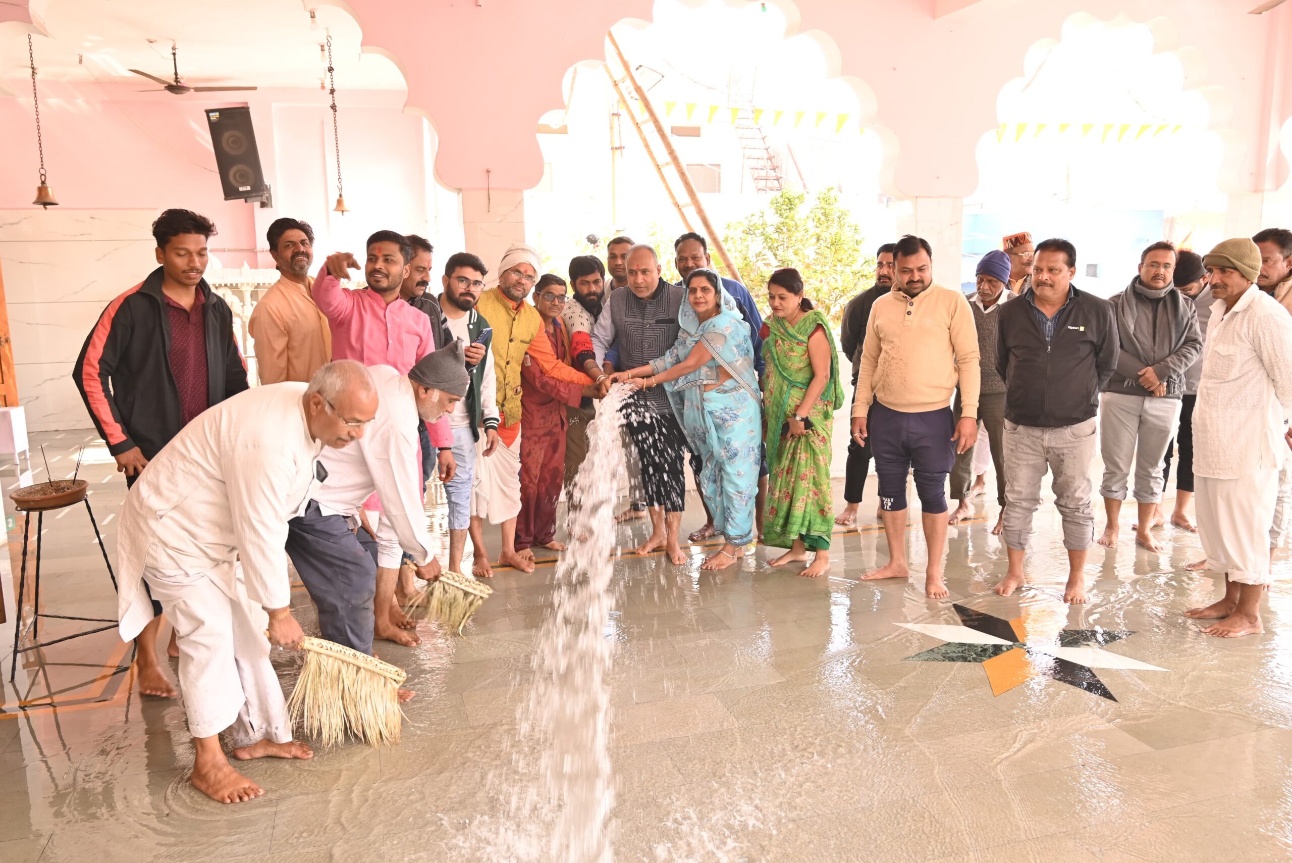 आवासनगर के दुर्गा माता मंदिर में चलाया स्वच्छता अभियान