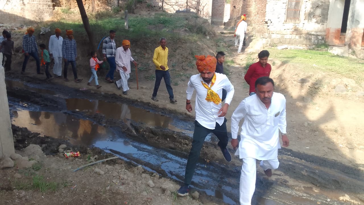 मंदिर जाने वाले मार्ग पर कीचड़ फैला, श्रद्धालुओं को हुई परेशानी