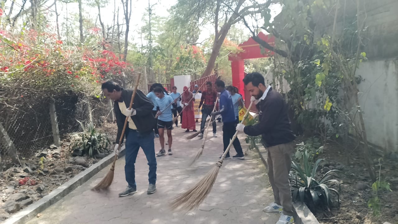 स्वच्छ पर्यटन स्थल अभियान: माता टेकरी के परिक्रमा एवं रपट मार्ग पर चलाया स्वच्छता अभियान