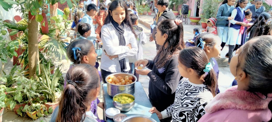 बच्चों ने स्कूल में बनाए कचौरी-समोसे, जलेबी, गुलाब जामुन