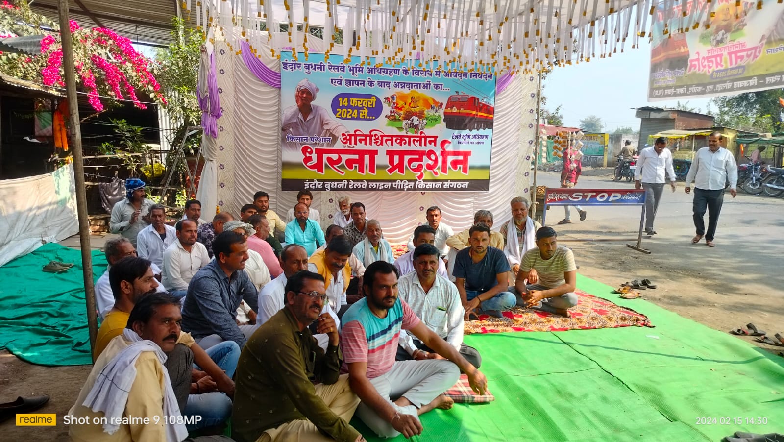 बिजवाड़ चौराहे पर प्रभावित किसानों का धरना जारी