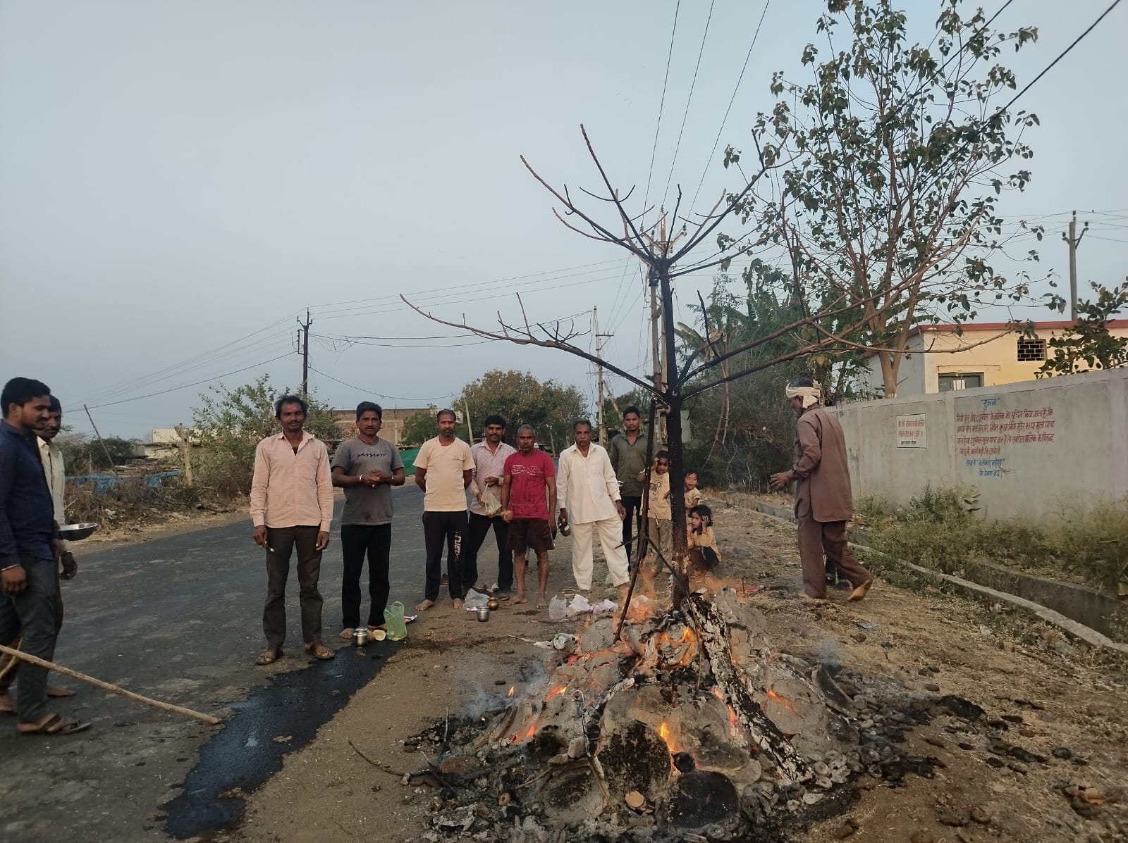 Holi परंपरागत रूप से मनाया होली का पर्व