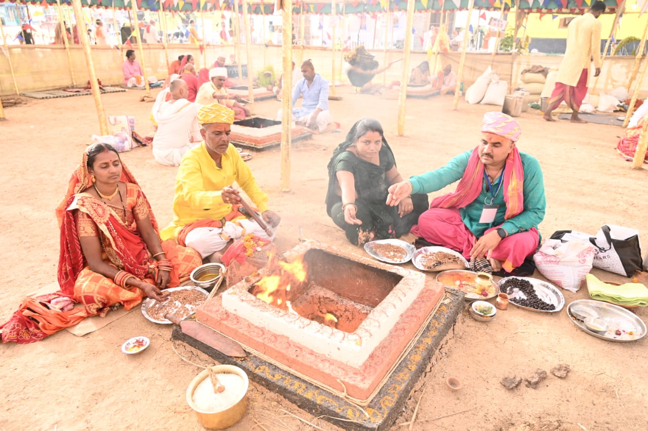 महायज्ञ में यजमानों ने 2 दिन में लगभग एक लाख आहुतियां प्रदान की