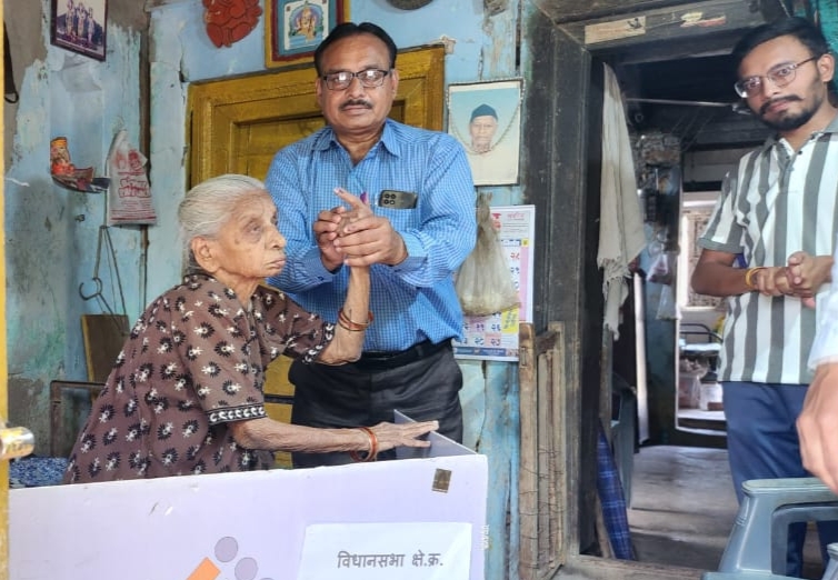 वृद्ध एवं दिव्यांग मतदाताओं को घर बैठे मिल रही मतदान की सुविधा