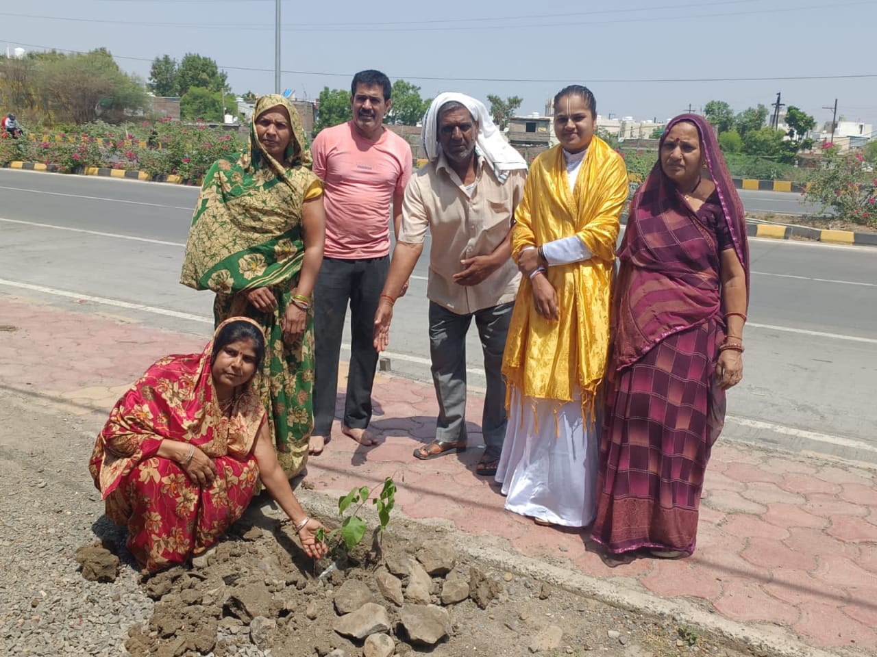 संस्था उमेश्वर जागृति फाउंडेशन ने भागवत प्रवक्ता अंतिम बाला दीदी के सानिध्य में लगाए 51 औषधीय पौधे