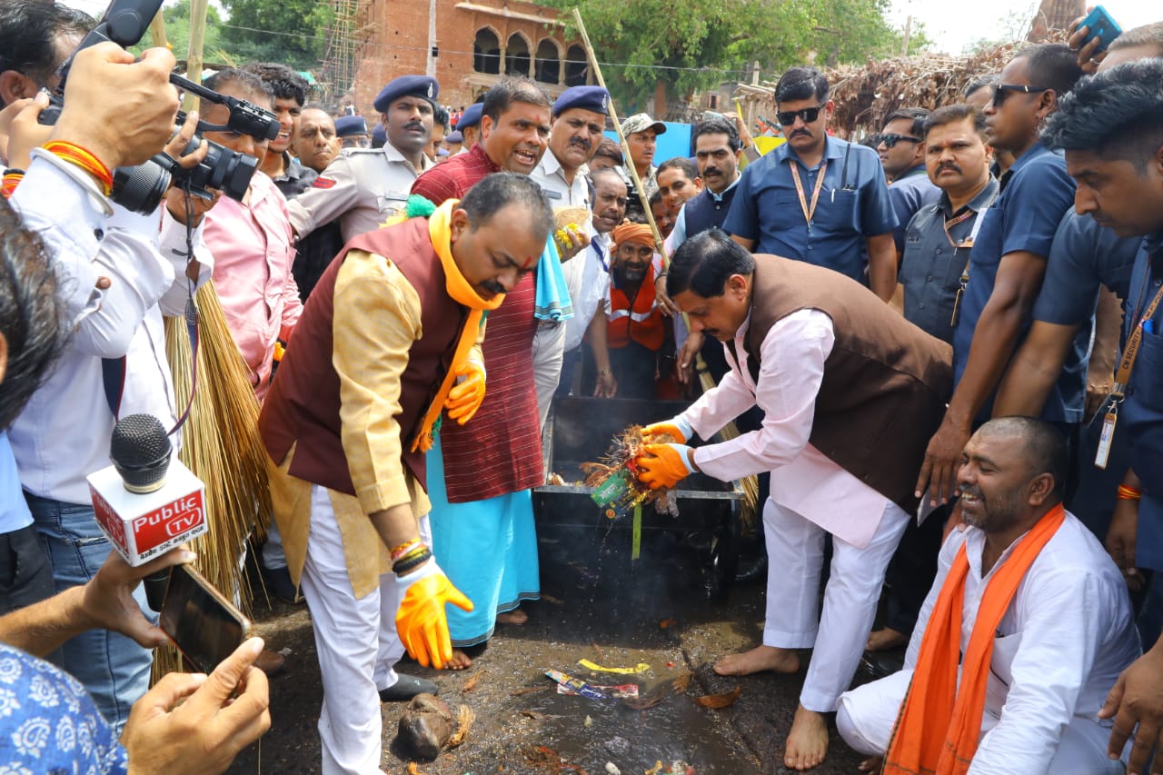 मुख्यमंत्री डॉ. यादव ने जल गंगा संवर्धन अभियान के तहत नेमावर में नर्मदा नदी घाट पर की सफाई