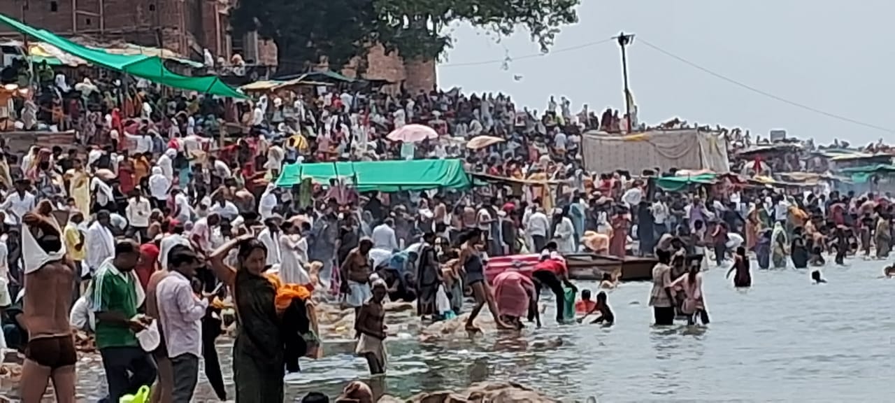 गंगा दशहरा पर्व पर हजारों भक्तों ने मां नर्मदा के पवित्र जल में लगाई डुबकी, लिया पुण्य लाभ