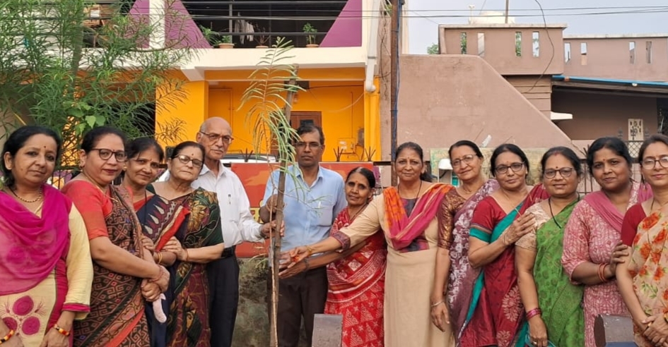 पर्यावरण सरंक्षण के लिए नार्मदीय ब्राह्मण महिला मंडल ने किया पौधारोपण