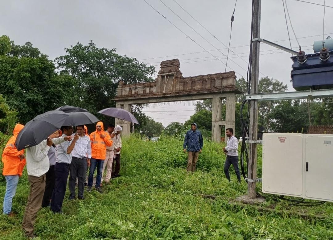 बिजली कंपनी के एमडी ने बरसते पानी में किया निरीक्षण