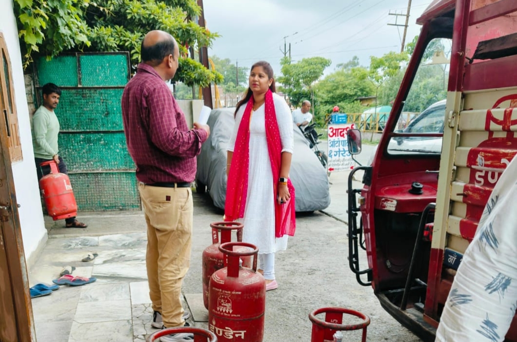 घरेलू उपयोग के गैस सिलेण्डरों के दुरूपयोग, भंडारण एवं परिवहन पर खाद्य विभाग ने की कार्यवाही