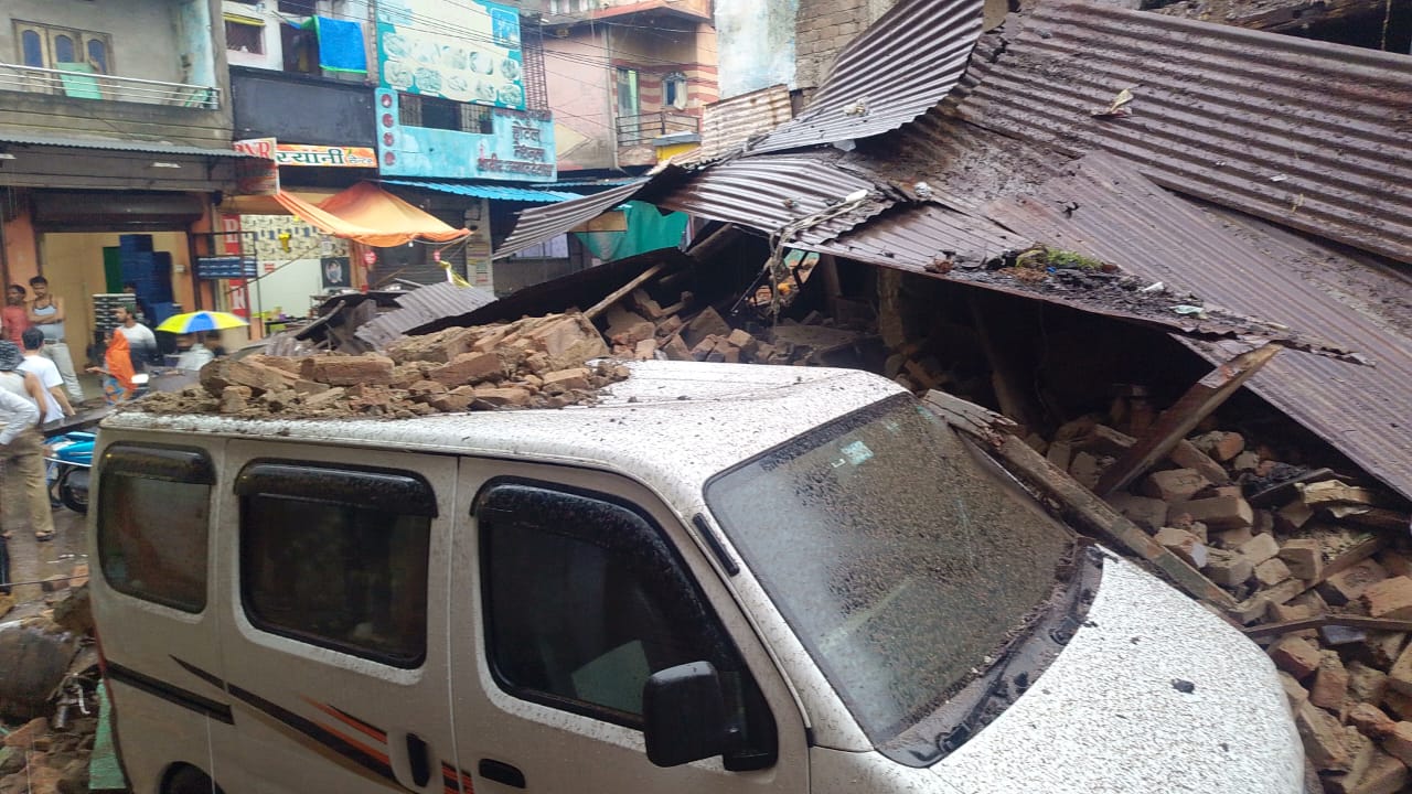 तेज बारिश से धराशायी हुआ पुराना मकान