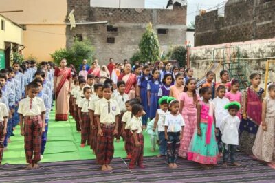 सरस्वती शिशु विद्या मंदिर मेंढकीचक में किया झंडावंदन