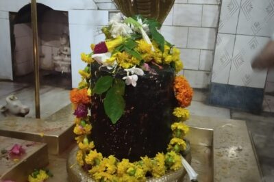 झरनेश्वर महादेव मंदिर में सावन सोमवार पर की महाआरती