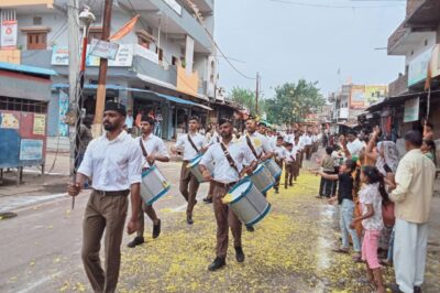 दशहरे पर नगर में राष्ट्रीय स्वयंसेवक संघ का पथ संचलन निकला