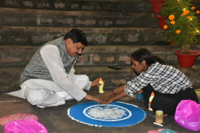 मुख्यमंत्री डॉ. यादव ने मुख्यमंत्री निवास में बनाई रंगोली