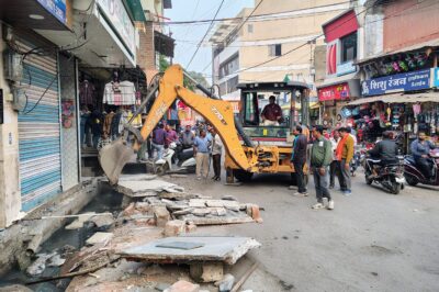  तीन बत्ती चौराहा क्षेत्र से हटाया अतिक्रमण