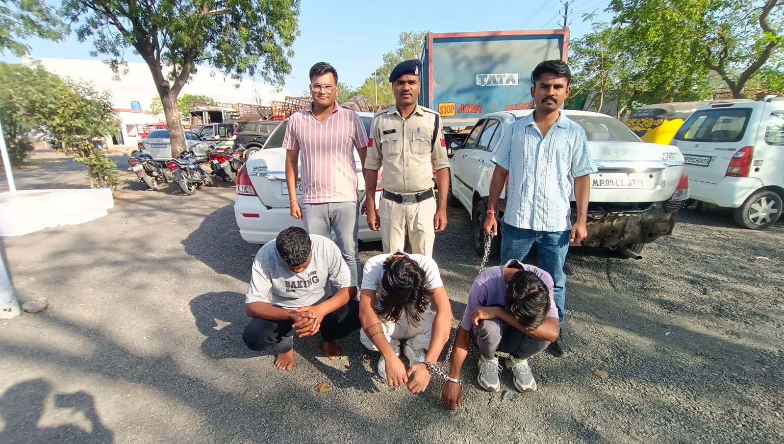 Dewas Industrial Area police with arrested diesel theft gang