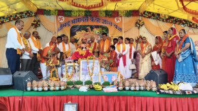 Devotees attending Shrimad Bhagwat Katha at Narmadeshwar Mahadev Temple in Dewas with Acharya Yadram Shastri speaking