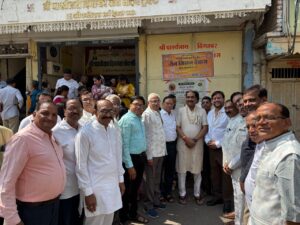 Dewas distributing sugarcane juice to a passerby on Akshaya Tritiya in Dewas
