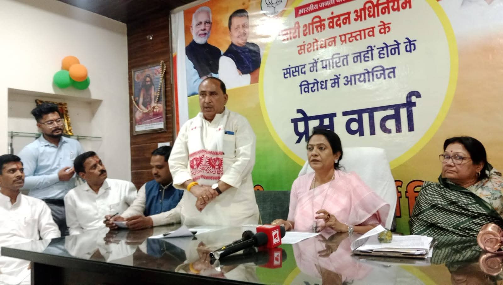 देवास में नारी शक्ति वंदन अधिनियम को लेकर भाजपा की प्रेस वार्ता में लता वानखेड़े और डॉ. रायसिंह सेंधव