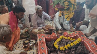 गुराड़िया कला में गांव गेर माता पूजन के दौरान पूजा करते ग्रामीणों का दृश्य