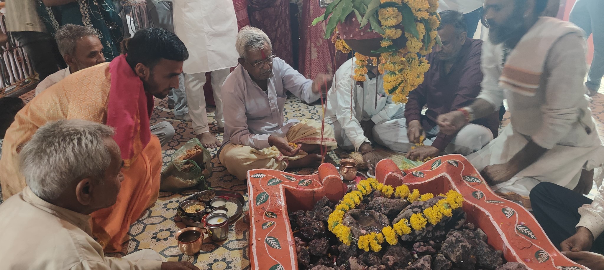 गुराड़िया कला में गांव गेर माता पूजन के दौरान पूजा करते ग्रामीणों का दृश्य