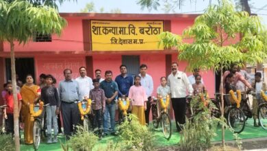 बरोठा स्कूल में अतिथियों द्वारा छात्रों को नि:शुल्क साइकिल वितरित करते हुए