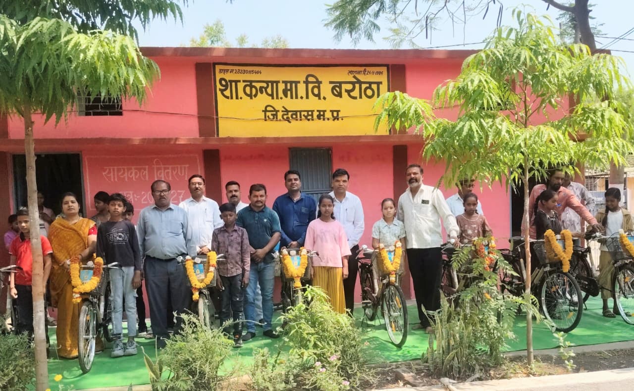 बरोठा स्कूल में अतिथियों द्वारा छात्रों को नि:शुल्क साइकिल वितरित करते हुए