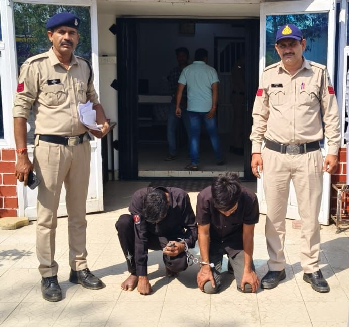 पुलिस की हिरासत में खड़े देवास औद्योगिक क्षेत्र चोरी के आरोपी