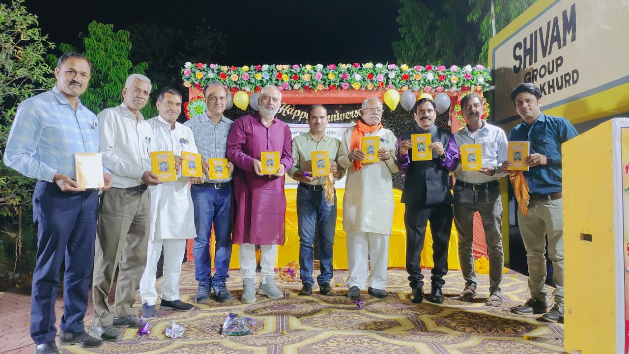 Guests releasing the autobiography Anand se Anar Tak by Dr. Anarsingh Thakur at Dewas event