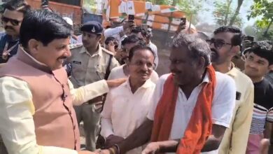 Chief Minister dr. Mohan Yadav interacting with farmers at wheat procurement center