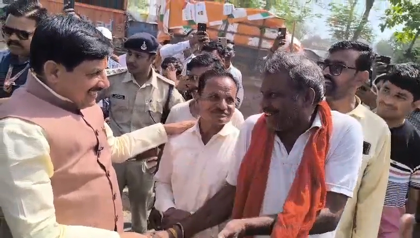 Chief Minister dr. Mohan Yadav interacting with farmers at wheat procurement center