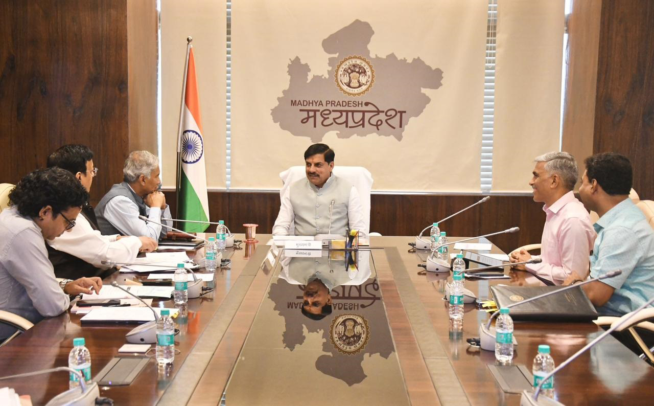 मुख्यमंत्री डॉ. मोहन यादव द्वारका नगरी योजना की बैठक को संबोधित करते हुए