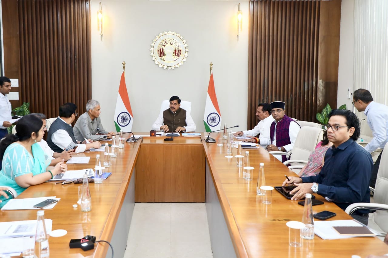 मुख्यमंत्री डॉ. मोहन यादव वीडियो कॉन्फ्रेंसिंग से गेहूं उपार्जन की समीक्षा करते हुए