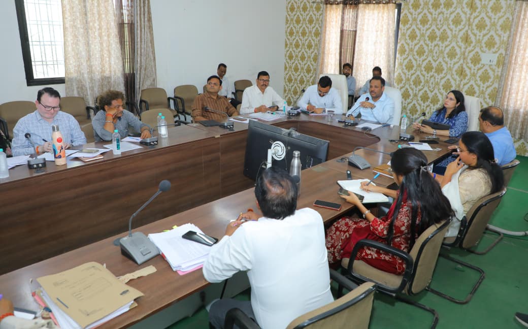collector-rituraj-singh-meeting-dewas-review.jpg