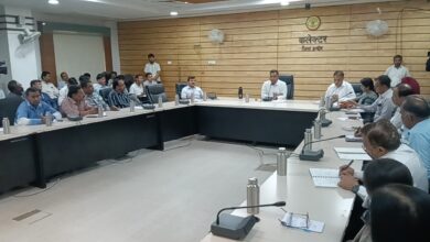 कलेक्टर शिवम वर्मा बैठक में स्कूल बसों की सुरक्षा को लेकर दिशा-निर्देश देते हुए