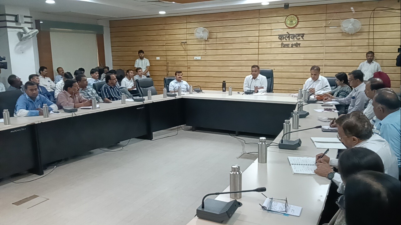 कलेक्टर शिवम वर्मा बैठक में स्कूल बसों की सुरक्षा को लेकर दिशा-निर्देश देते हुए