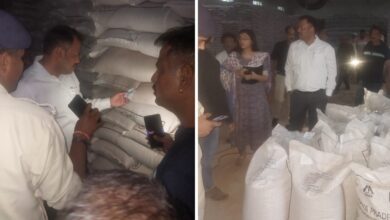 कलेक्टर ऋतुराज सिंह गेहूं उपार्जन केंद्र पर निरीक्षण करते हुए