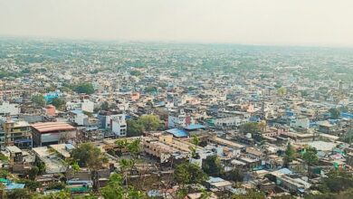 देवास शहर का एरियल व्यू, मकानों और शहरी क्षेत्र का ऊपर से दृश्य