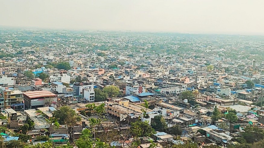 देवास शहर का एरियल व्यू, मकानों और शहरी क्षेत्र का ऊपर से दृश्य