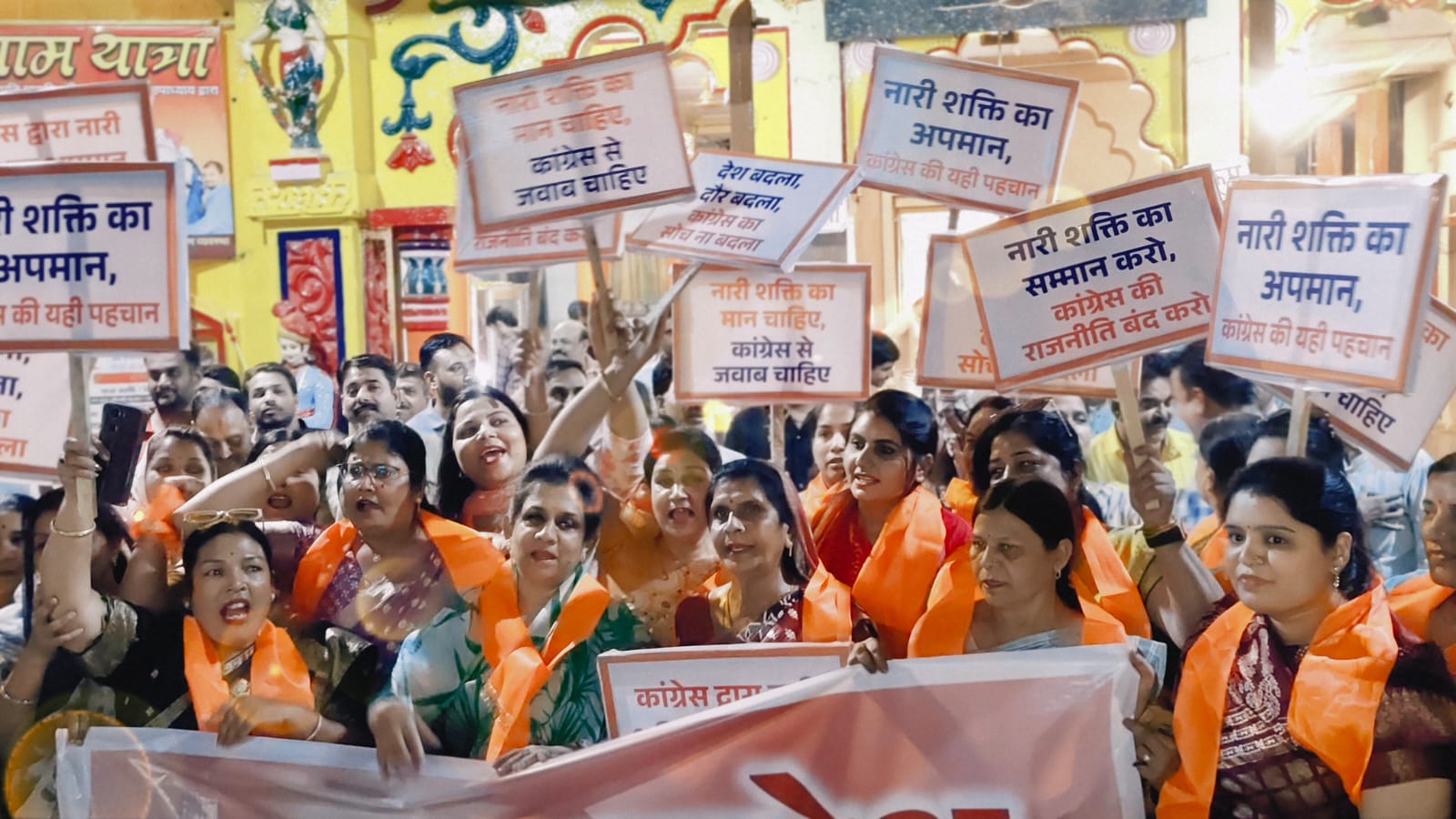 देवास में आयोजित जन आक्रोश महिला सम्मेलन और रैली में विधायक गायत्रीराजे पवार सहित बड़ी संख्या में महिलाएं शामिल