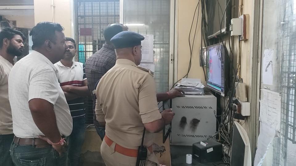 Police checking CCTV footage in Dewas mandi after farmer cash theft incident