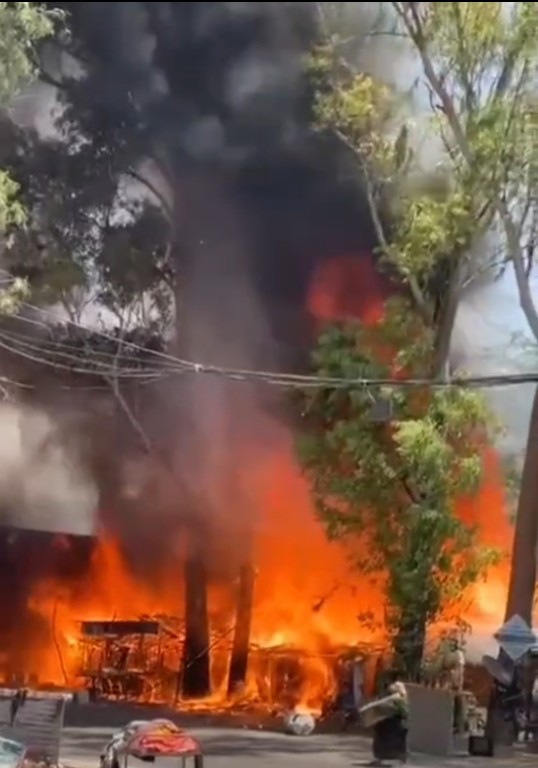 नेवरी फाटा देवास में झोपड़ियों में लगी भीषण आग का दृश्य