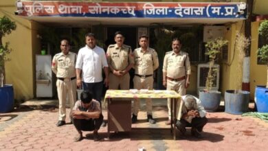 Dewas police team with arrested accused and seized brown sugar under Operation Prahar in Sonkatch
