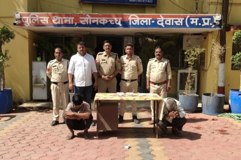 Dewas police team with arrested accused and seized brown sugar under Operation Prahar in Sonkatch