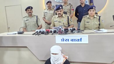 Dewas SP Puneet Gehlod giving details about Operation Trinetram thief arrest in press conference