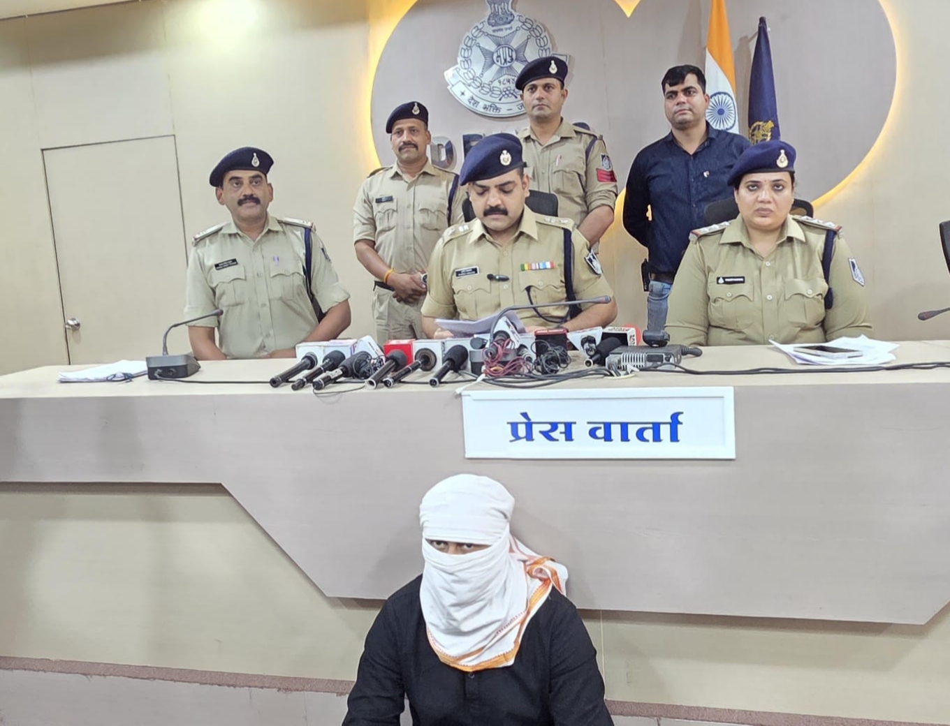 Dewas SP Puneet Gehlod giving details about Operation Trinetram thief arrest in press conference